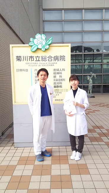 菊川市立総合病院前で、鳴本先生との一枚。外来の助産師さんが撮って下さいました